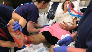 Un enjambre de criaturas sin identificar causa serias heridas a un joven que metió los pies en una playa australiana